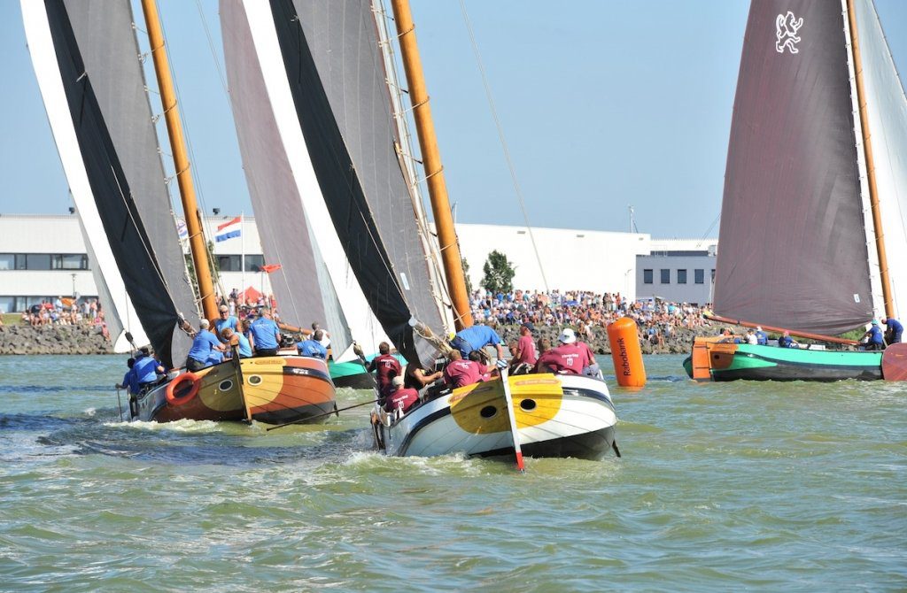 Joure en Huzum op weg naar de onderste ton voor het strand