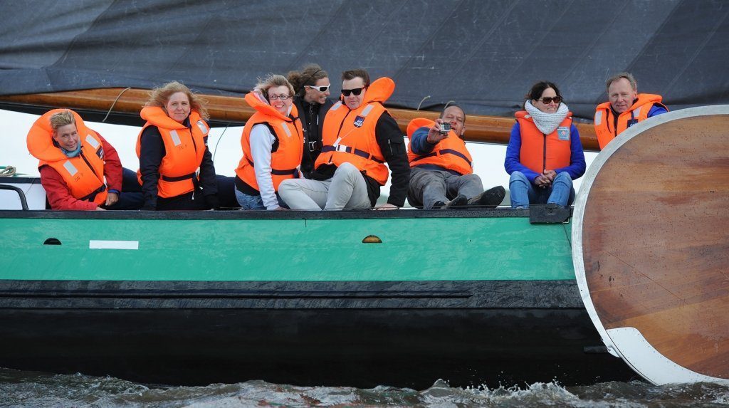 Team De Vries Makkum aan boord van de Sneker Pan