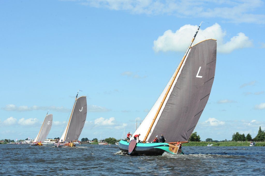 Het Lemster skûtsje in de achtervolging op Joure en Grou