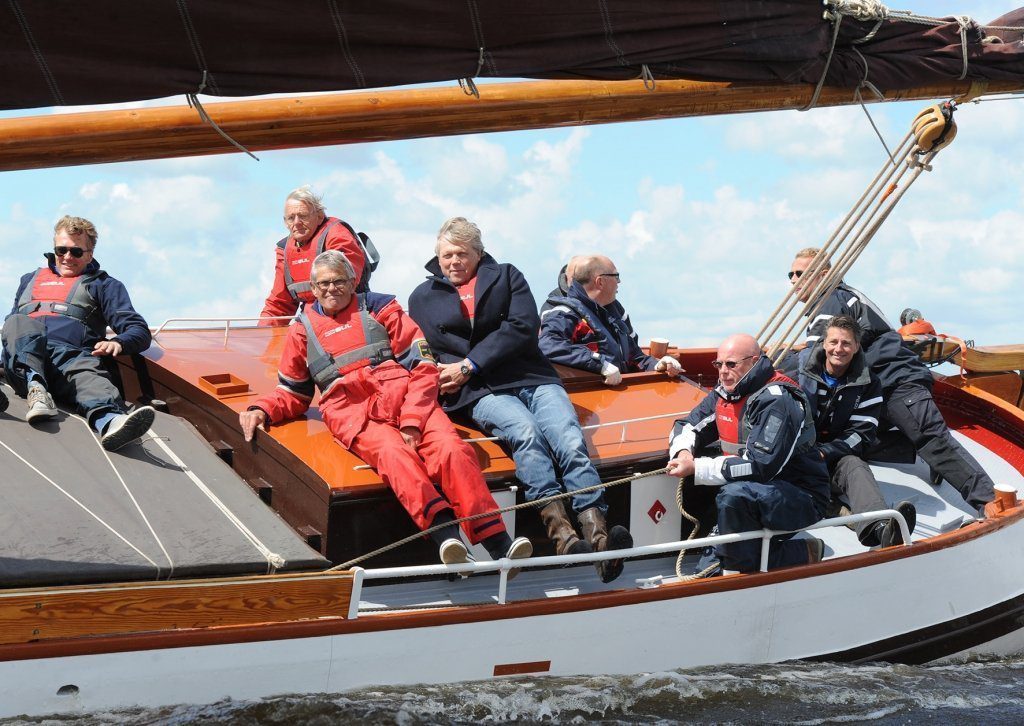 Frits Wester met het Team van RTL Nieuws aan boord van het Huzumer skûtsje