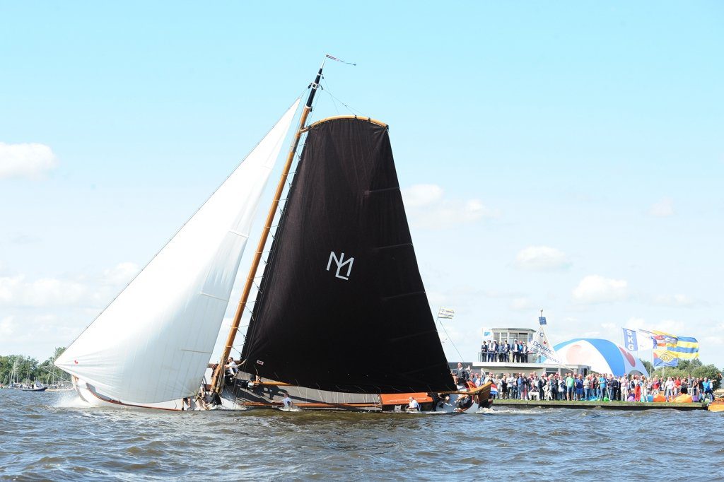 Het Huzumer skûtsje in actie op de Pikmar