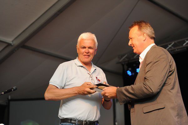 Jan Warringa ontvangt de provinciale waarderingsprijs 2010