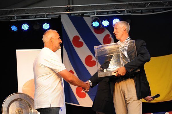 Hoogtepunt van de avond was de uitreiking van het sulveren skûtsje door Bert Roman, algemeen directeur van de Rabobank Zuidwest Friesland, aan winnaar Pieter Brouwer.