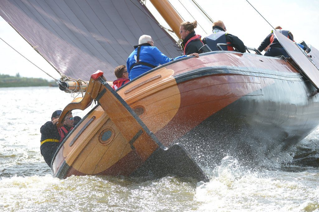 ..en ook op het achterdek wordt hard gewerkt