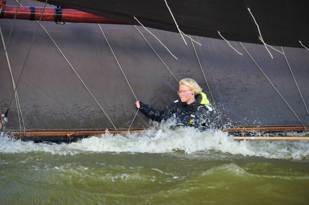 Peilster Karry Tichelaar houdt het niet droog op het Ljouwerter skûtsje