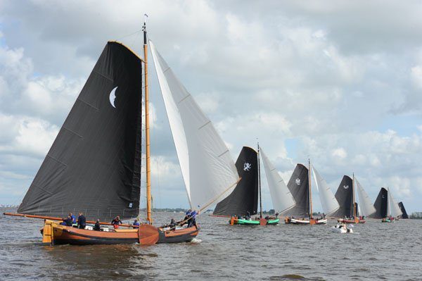 Oud-schipper Ale Zwerver verving z'n zoon Jacob aan het helmhout van d'Halve Maen