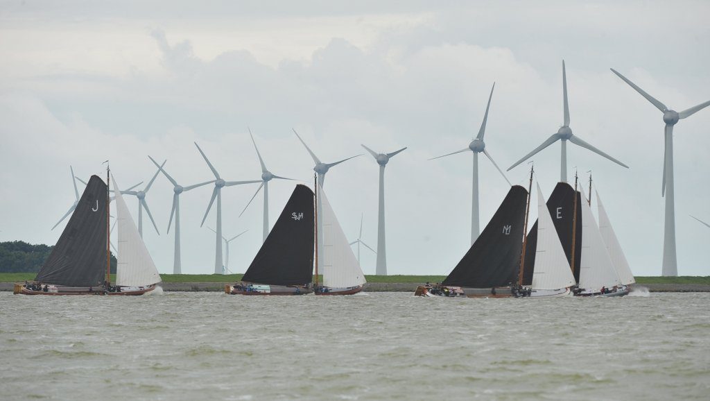 Skûtsjes voor de windmolens bij de Friese Hoek