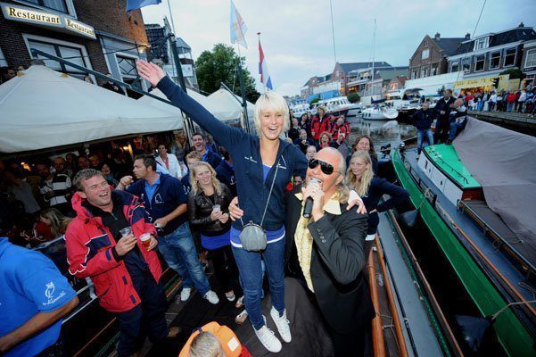 Danny Panadero gaf een spetterend optreden aan boord van het Lemster skûtsje