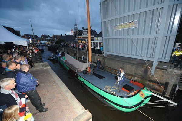 Leeuwarder skûtsje richting de sluis 