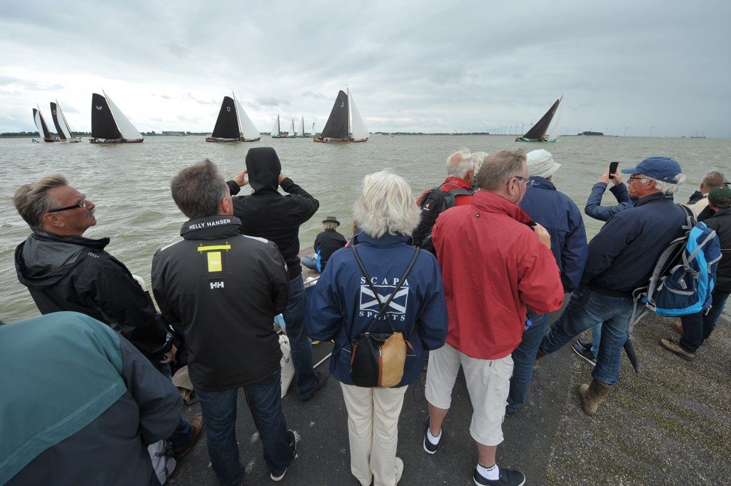 Het publiek heeft goed zicht op de wedstrijd