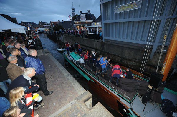 Lemster skûtsje vertrekt richting de sluis 