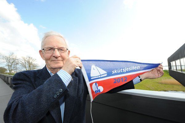 Depothouder Johan Modderman met de Skûtsjewimpel 2012 