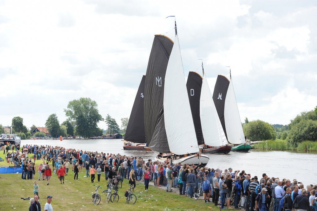 De Sneker Pan (rechts) kiest direct na de start de weg naar voren