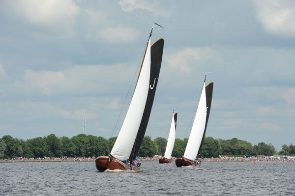 Imposante skûtsjestrijd op ruim water