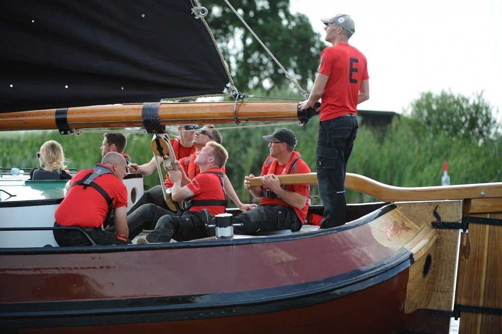 Concentratie op het achterdek van Earnewâld met schipper Gerhard Pietersma en adviseur Thijs Kort (staand)