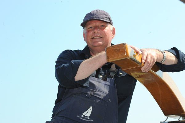 Berend Mink neemt zelf het helmhout weer in handen