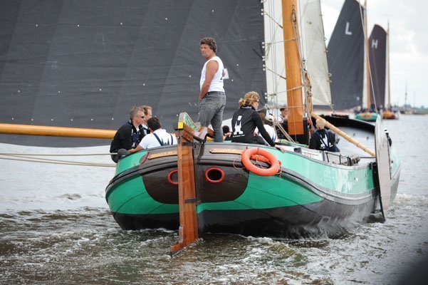 Douwe Visser (Sneek) kijkt om en ziet dat de 3e plaats goed is voor het kampioenschap