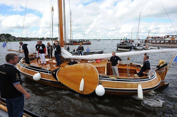 Het Friese Statenjacht 'Friso' komt langszij bij de SKS kampioen 2011