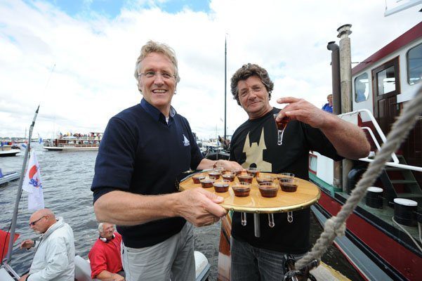 CdK Jorritsma proost met Douwe Visser op het kampioenschap van de Sneker Pan