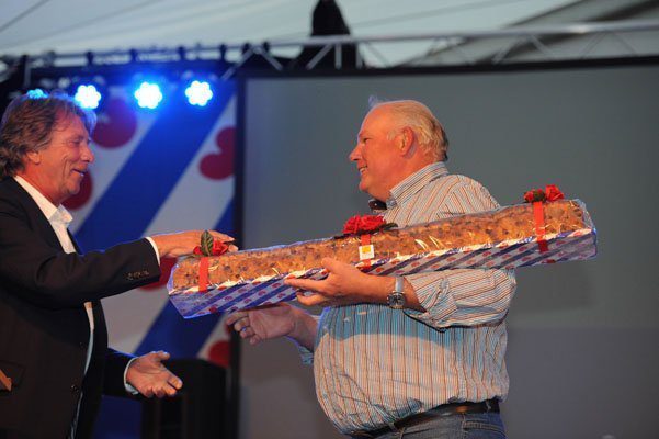 Berend Mink krijgt van burgemeester Hayo Apotheker het traditionele krentenbrood