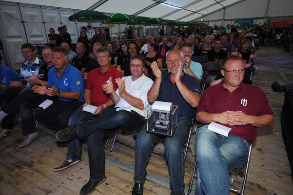 Pieter Brouwer (2e van rechts) met een fraaie miniatuur van de Sneker Waterpoort