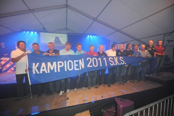 Alle schippers schaarden zich naast elkaar achter de kampioenswimpel.