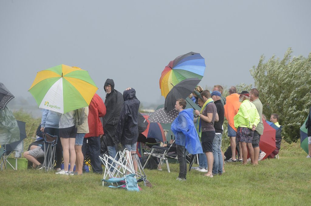 Het publiek trotseert de regen