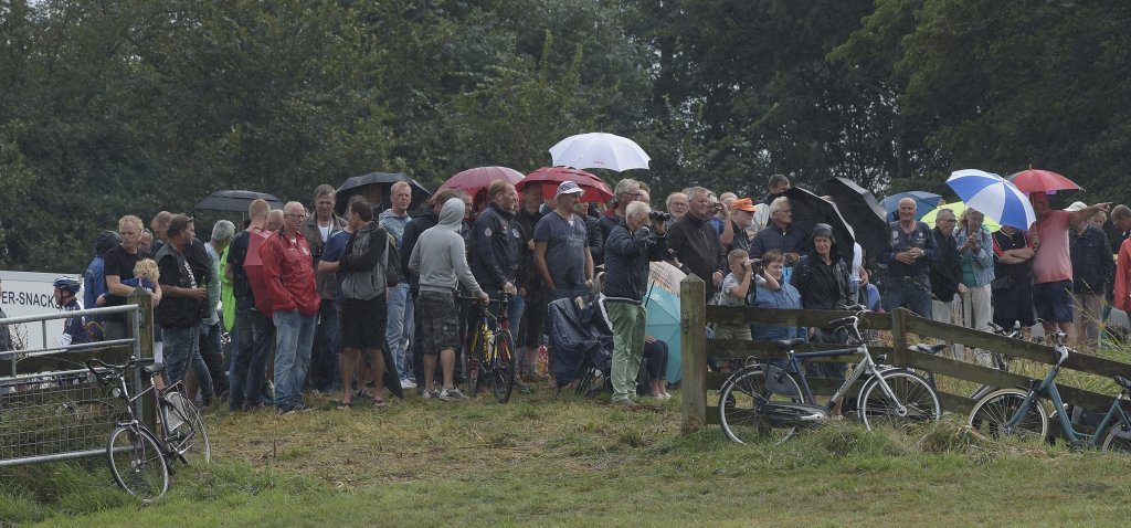 Die-hard skûtsjeliefhebbers volgen de wedstrijd tot op de finish