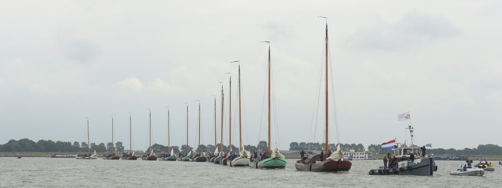 Sleep van de skûtsjes door de Lemster baai