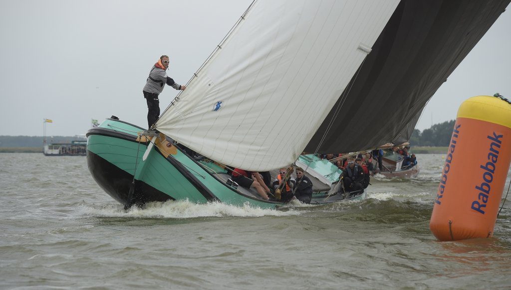 Het Lemster skûtsje als derde op thuiswater