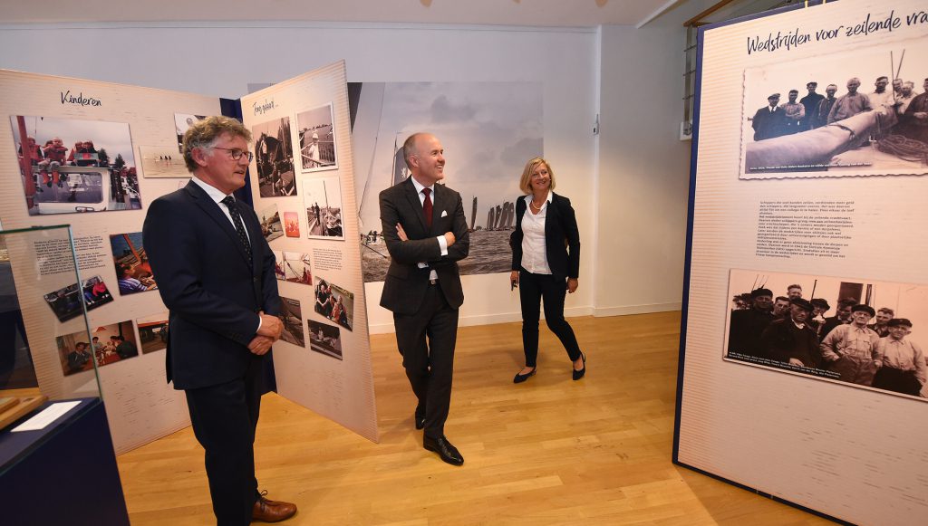 Commissaris van de Koning, Arno Brok, bekijkt de fotoalbums van de schippersfamilies