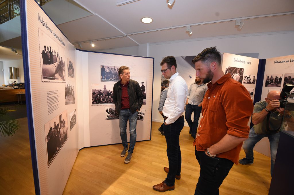 Ook schippers Klaas Westerdijk (d'Halve Maen) en Harmen Brouwer (Langweer) bekijken de familiefoto's aandachtig