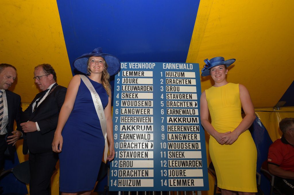 Sylkeninginne Janne Heida samen met haar hofdame Fenna Jansen naast de startvolgordes