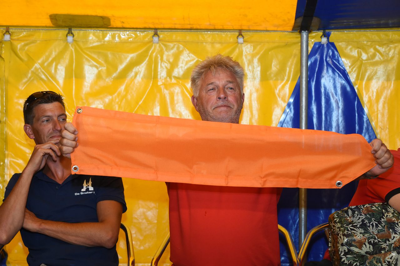 Douwe Azn Visser met de oranje leiderswimpel