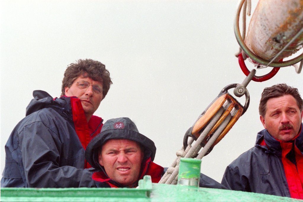 Douwe Jzn. Visser (links) in 1999 als schipper van De Sneker Pan met Gerhard Pietersma en Douwe Azn. Visser als bemanningsleden