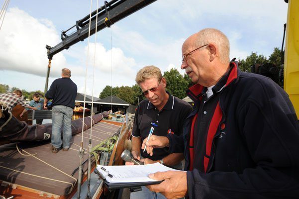 SKS bestuurders Pieter Brouwer (l.) en Ab van der Meulen aanwezig bij de meting