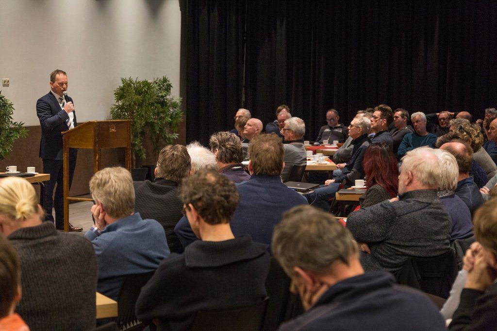 Voorzitter René Nagelhout opent de vergadering