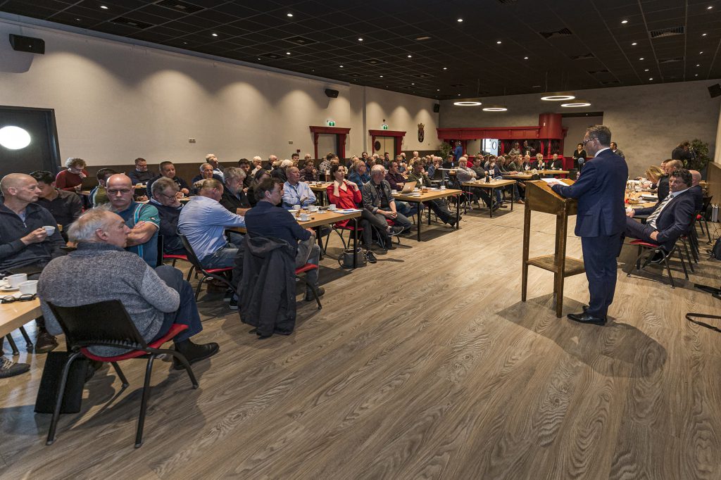 SKS voorzitter René Nagelhout spreekt de leden toe