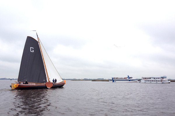 Het Grouster skûtsje als eerste over de finish