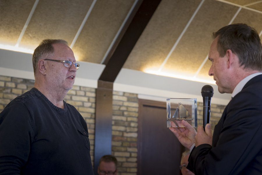 Frits de Vries wordt bedankt voor zijn langdurige bijdrage aan de SKS